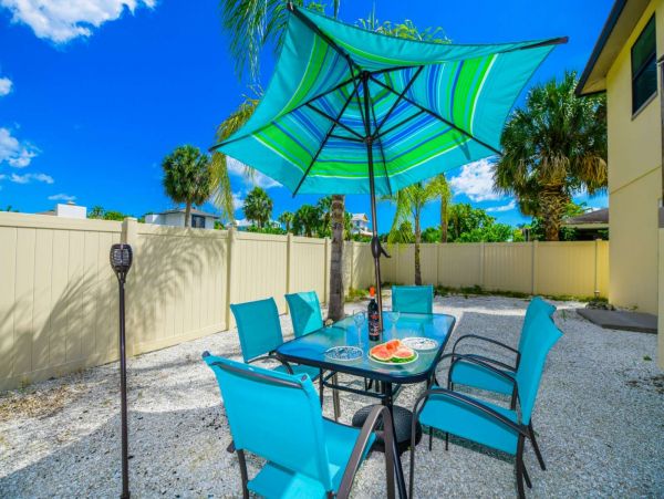 Walk to St Armands and the beach from this Duplex