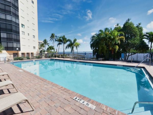 Luxury Vacation Condo in Fort Myers 4 Guests
