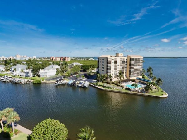 Luxury Vacation Condo in Fort Myers 4 Guests