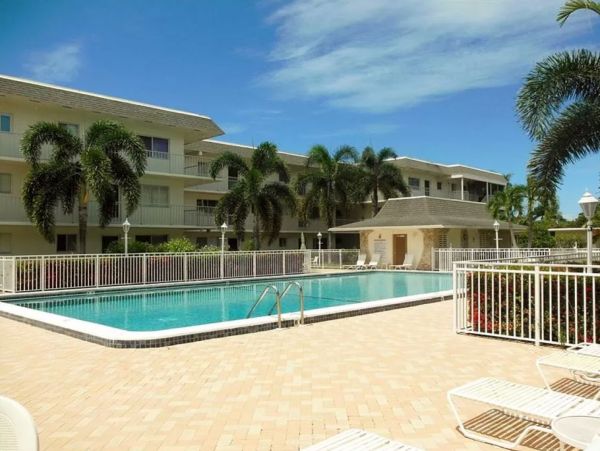 Newly Renovated Naples 2 Bedroom Condo For Rent Sleeps 4