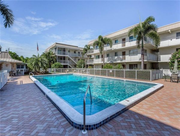 Newly Renovated Naples 2 Bedroom Condo For Rent Sleeps 4