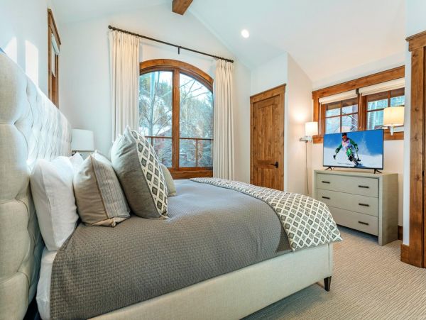 Luxury 5 Bedroom Vacation Home in Arrowhead with Fireplace