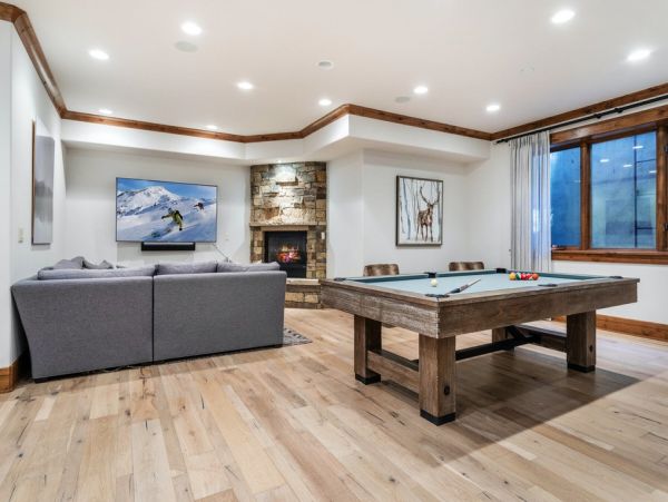 Luxury 5 Bedroom Vacation Home in Arrowhead with Fireplace
