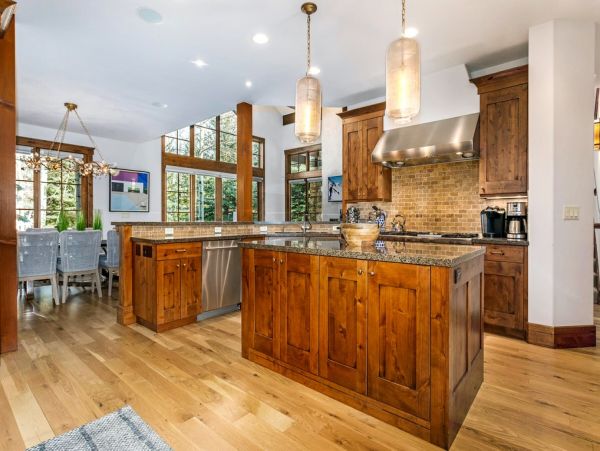 Luxury 5 Bedroom Vacation Home in Arrowhead with Fireplace
