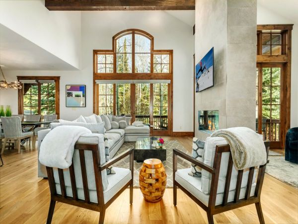 Luxury 5 Bedroom Vacation Home in Arrowhead with Fireplace