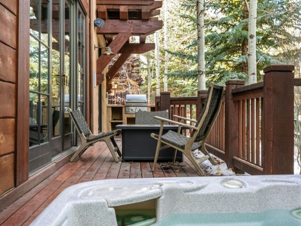 Luxury 5 Bedroom Vacation Home in Arrowhead with Fireplace