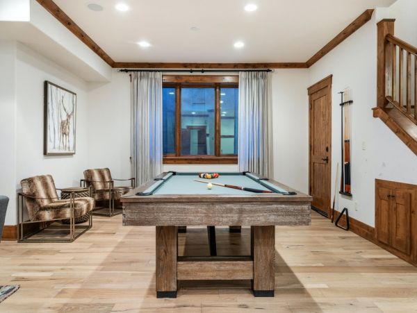 Luxury 5 Bedroom Vacation Home in Arrowhead with Fireplace