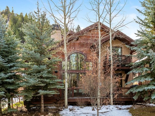 Luxury 5 Bedroom Vacation Home in Arrowhead with Fireplace