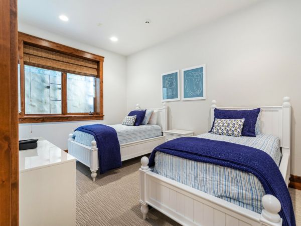Luxury 5 Bedroom Vacation Home in Arrowhead with Fireplace