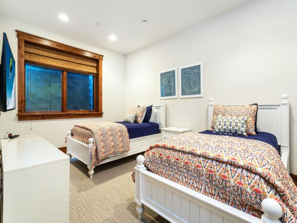 Luxury 5 Bedroom Vacation Home in Arrowhead with Fireplace