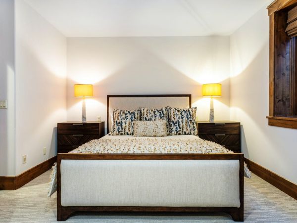 Luxury 5 Bedroom Vacation Home in Arrowhead with Fireplace