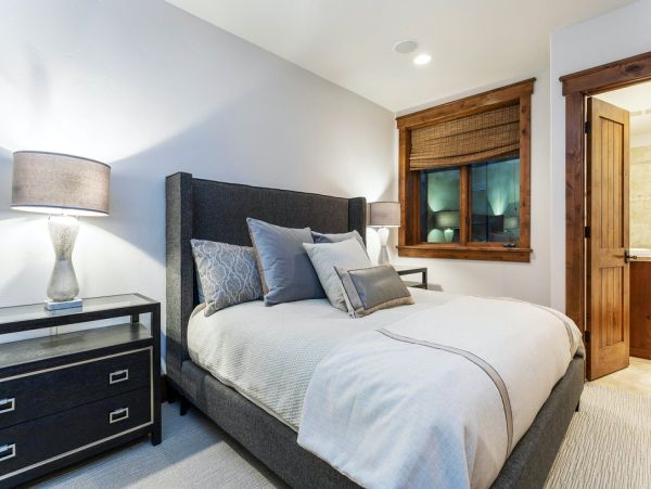 Luxury 5 Bedroom Vacation Home in Arrowhead with Fireplace