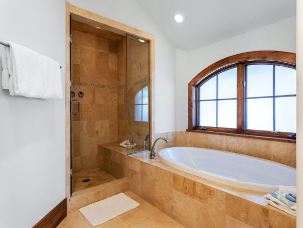 Luxury 5 Bedroom Vacation Home in Arrowhead with Fireplace