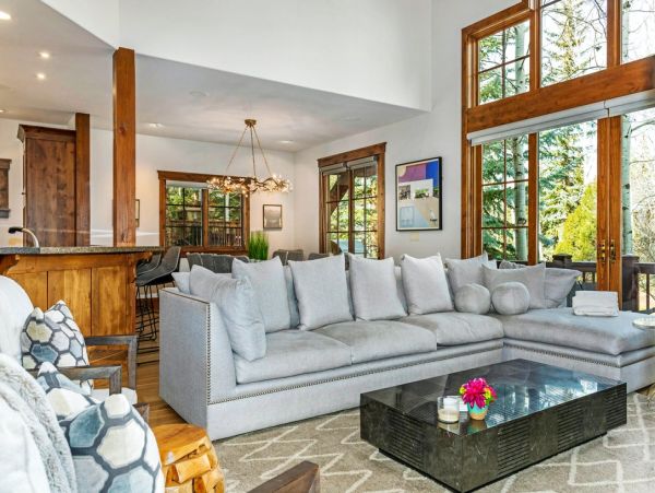 Luxury 5 Bedroom Vacation Home in Arrowhead with Fireplace