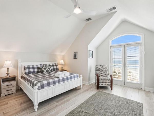 Luxury 6 Bedroom Vacation Home with Pool & Hot Tub