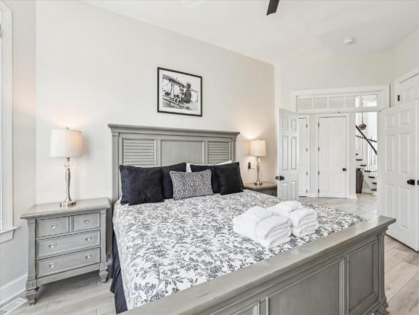 Luxury 6 Bedroom Vacation Home with Pool & Hot Tub
