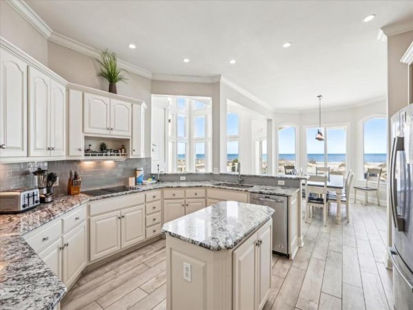 Luxury 6 Bedroom Vacation Home with Pool & Hot Tub