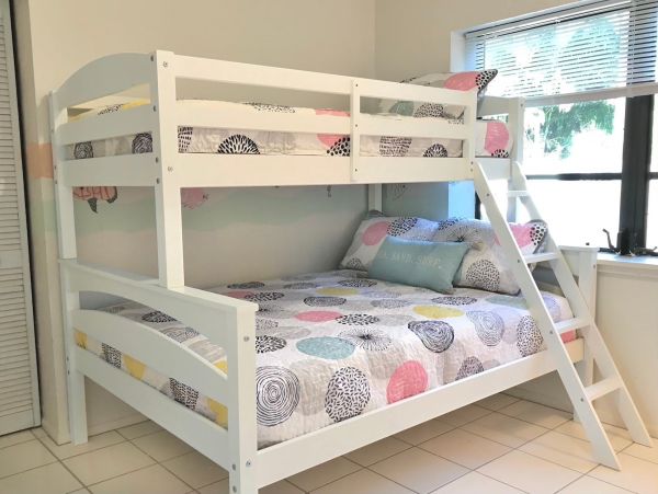 Charming 3 Bedroom Vacation Home in Fort Myers Walk To Beach