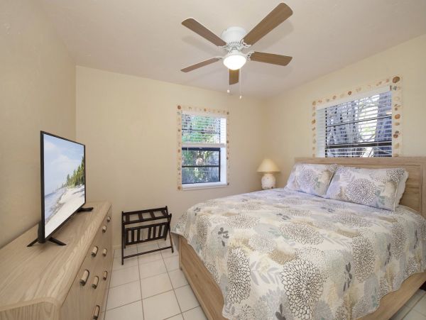 Charming 3 Bedroom Vacation Home in Fort Myers Walk To Beach