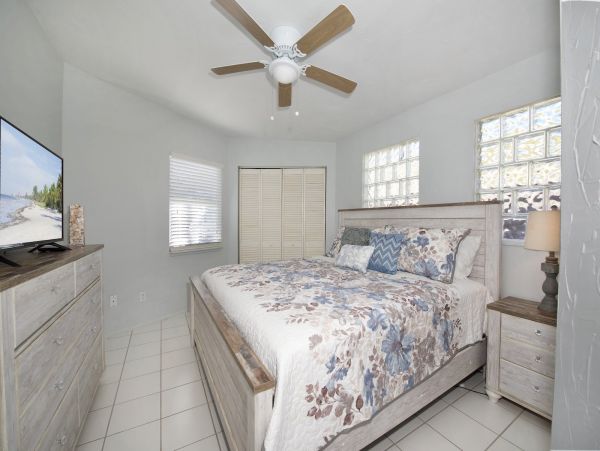 Charming 3 Bedroom Vacation Home in Fort Myers Walk To Beach