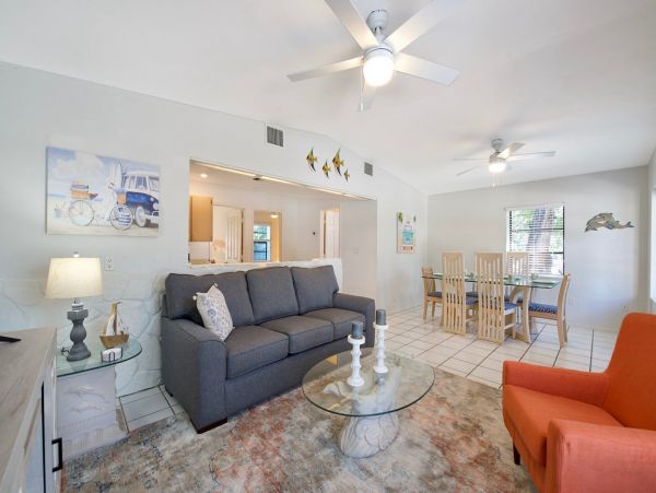 Charming 3 Bedroom Vacation Home in Fort Myers Walk To Beach