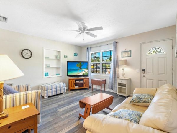Four Bedroom Vacation Home with Heated Pool in Fort Myers