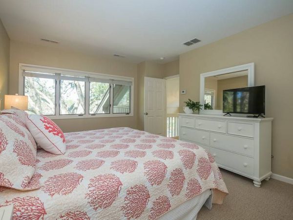 Beautiful & Spacious 3 Bedroom Pool Home in Hilton Head