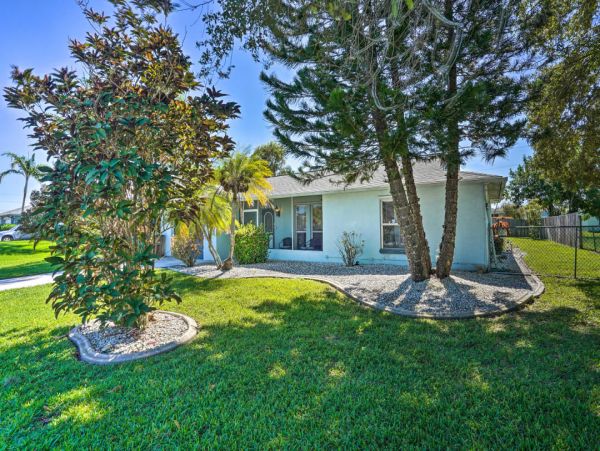 Cape Coral Vacation Home Two Bedrooms with Caged Pool