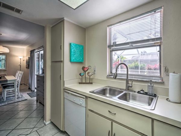 Cape Coral Vacation Home Two Bedrooms with Caged Pool