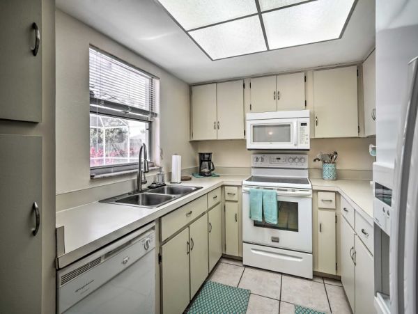 Cape Coral Vacation Home Two Bedrooms with Caged Pool