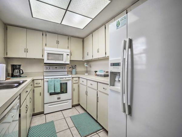 Cape Coral Vacation Home Two Bedrooms with Caged Pool