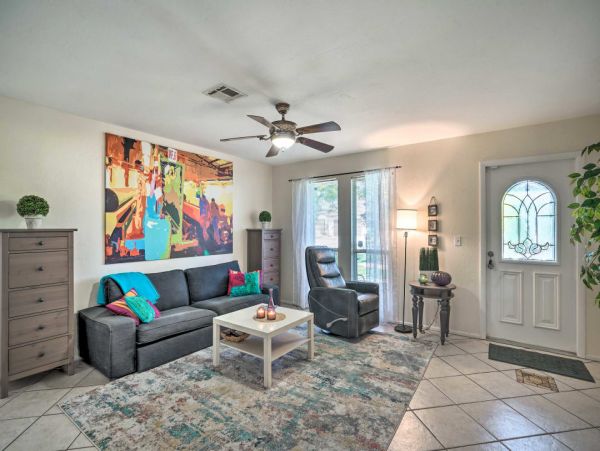 Cape Coral Vacation Home Two Bedrooms with Caged Pool