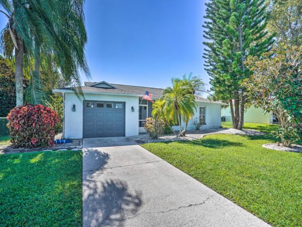Cape Coral Vacation Home Two Bedrooms with Caged Pool