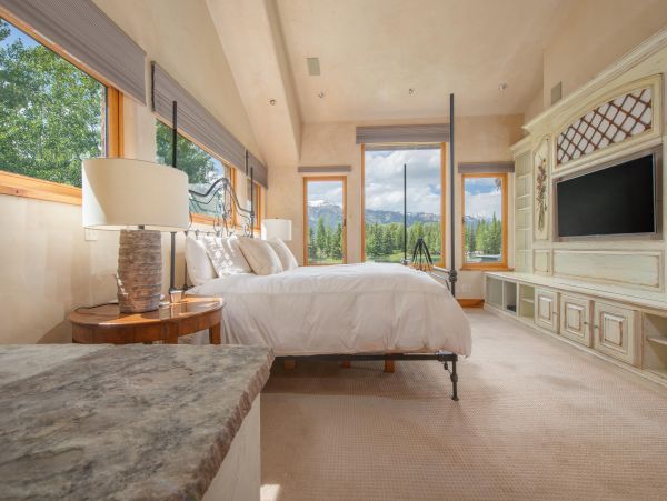 Luxury Retreat in Jackson Hole with Mountain Views 14 Guests