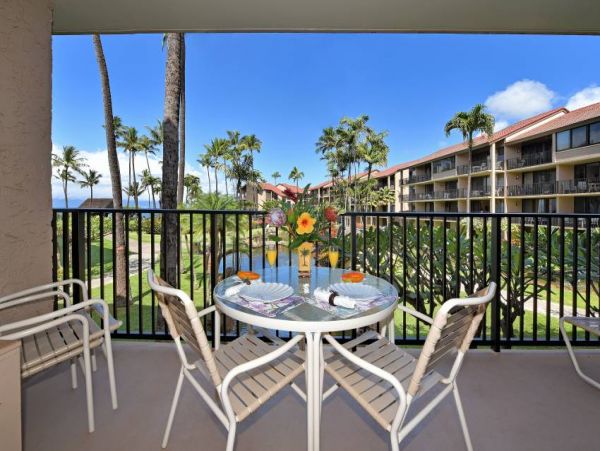 Lahaina Vacation Condo Located on Beach Sleeps 4