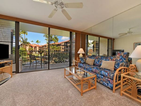 Lahaina Vacation Condo Located on Beach Sleeps 4
