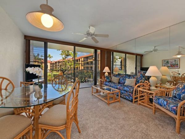 Lahaina Vacation Condo Located on Beach Sleeps 4