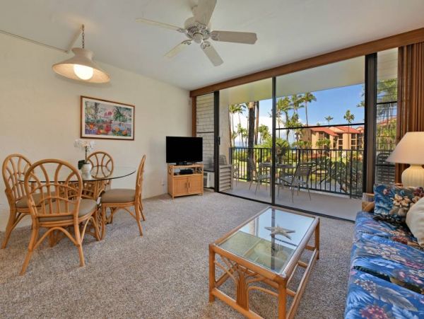 Lahaina Vacation Condo Located on Beach Sleeps 4