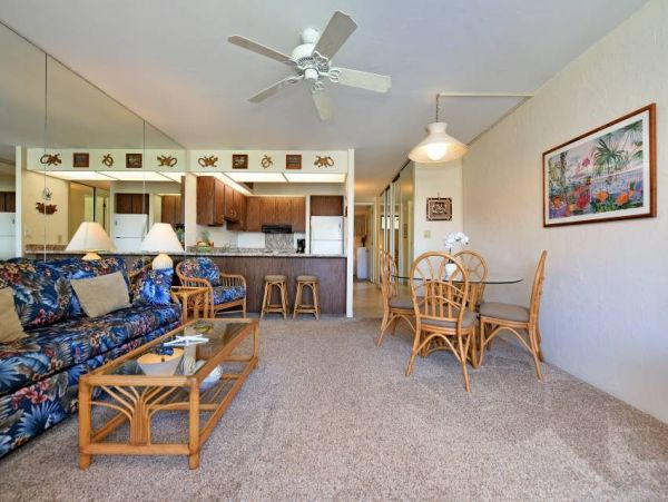 Lahaina Vacation Condo Located on Beach Sleeps 4