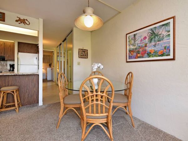 Lahaina Vacation Condo Located on Beach Sleeps 4