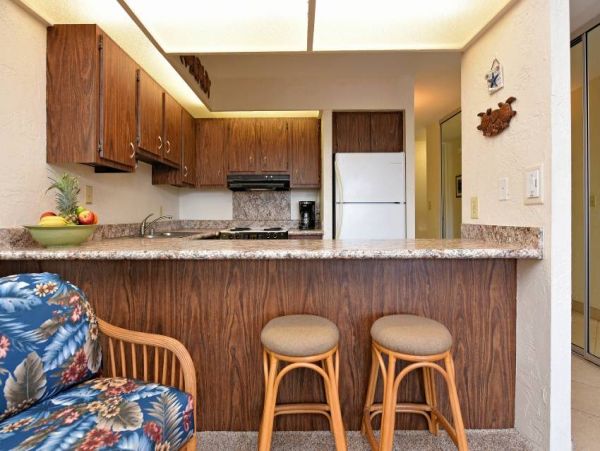 Lahaina Vacation Condo Located on Beach Sleeps 4