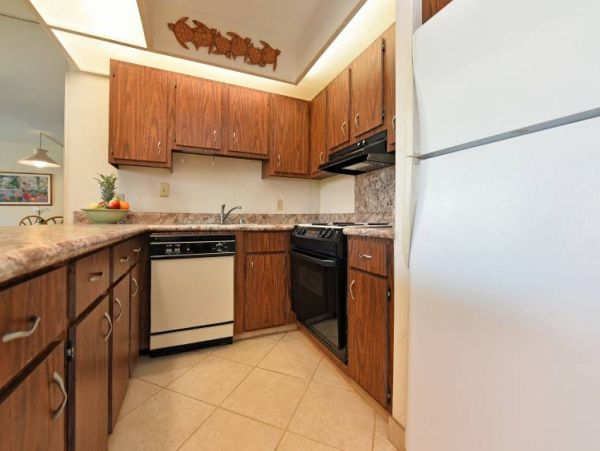 Lahaina Vacation Condo Located on Beach Sleeps 4