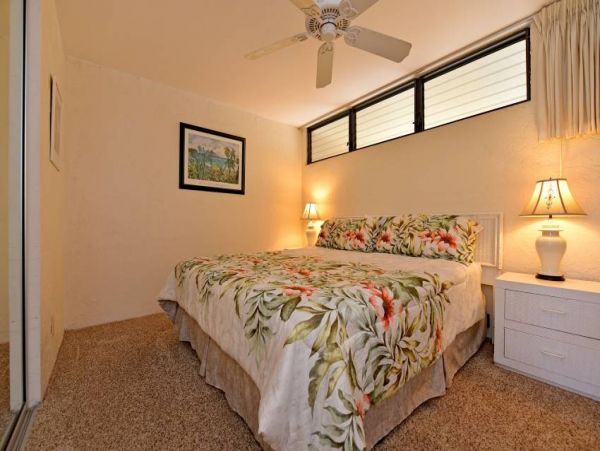 Lahaina Vacation Condo Located on Beach Sleeps 4
