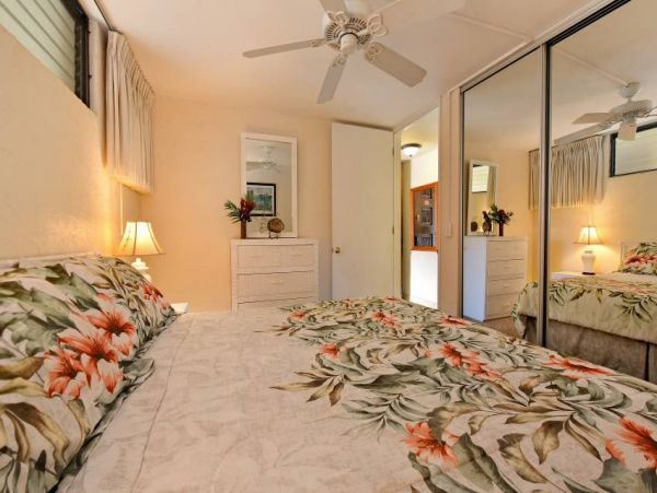 Lahaina Vacation Condo Located on Beach Sleeps 4