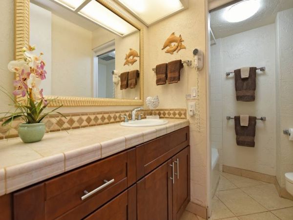 Lahaina Vacation Condo Located on Beach Sleeps 4