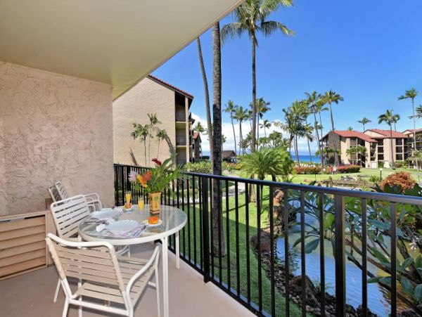 Lahaina Vacation Condo Located on Beach Sleeps 4
