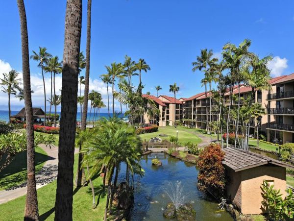Lahaina Vacation Condo Located on Beach Sleeps 4