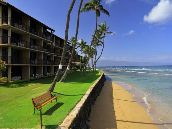 Lahaina Vacation Condo Located on Beach Sleeps 4