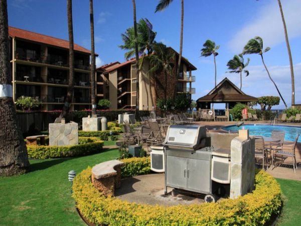 Lahaina Vacation Condo Located on Beach Sleeps 4