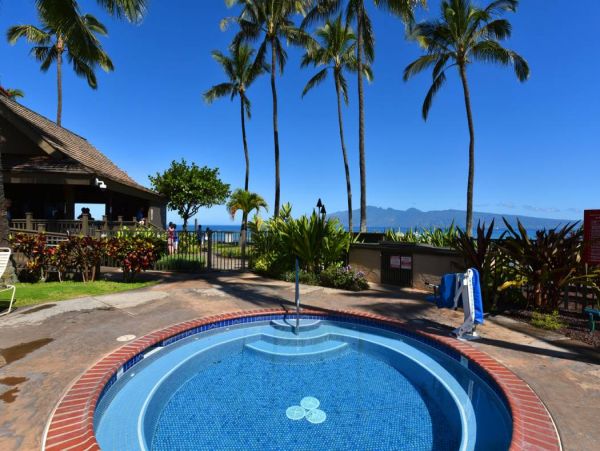 Lahaina Vacation Condo Located on Beach Sleeps 4